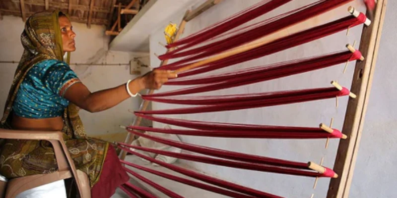 Kunsthandwerkerin in Indien