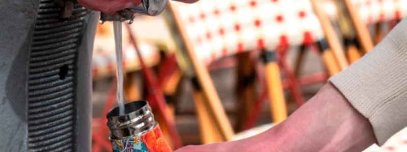 Befüllen einer Les Artistes Trinkflasche Befüllen einer Les Artistes Trinkflasche