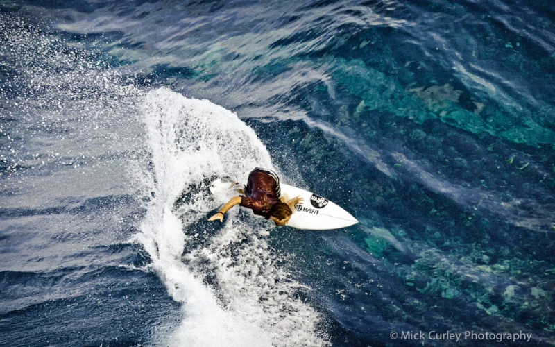Frau beim Surfen Frau beim Surfen