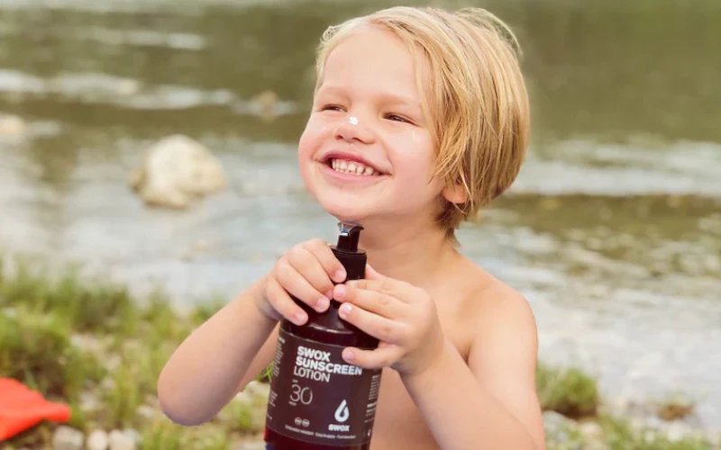 Kind mit Sonnencreme Kind mit Sonnencreme