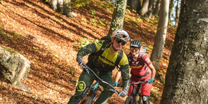 Pärchen beim Mountainbiken Pärchen beim Mountainbiken